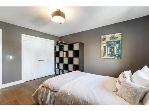 916 Kerfoot Crescent Sw, Calgary, AB - Indoor Photo Showing Bedroom