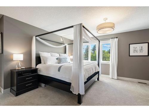 916 Kerfoot Crescent Sw, Calgary, AB - Indoor Photo Showing Bedroom