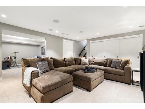 916 Kerfoot Crescent Sw, Calgary, AB - Indoor Photo Showing Living Room