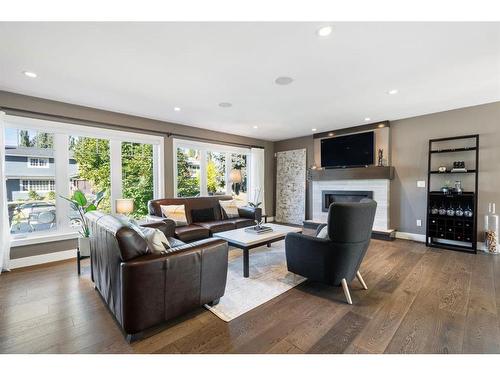 916 Kerfoot Crescent Sw, Calgary, AB - Indoor Photo Showing Living Room With Fireplace