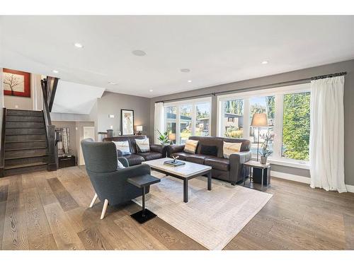 916 Kerfoot Crescent Sw, Calgary, AB - Indoor Photo Showing Living Room