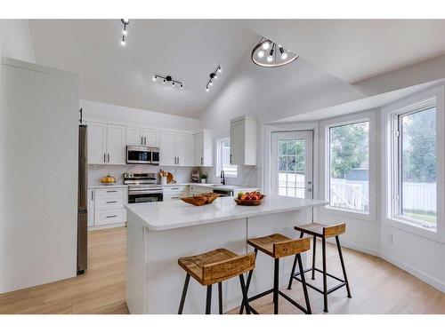 16 Hawktree Close Nw, Calgary, AB - Indoor Photo Showing Kitchen