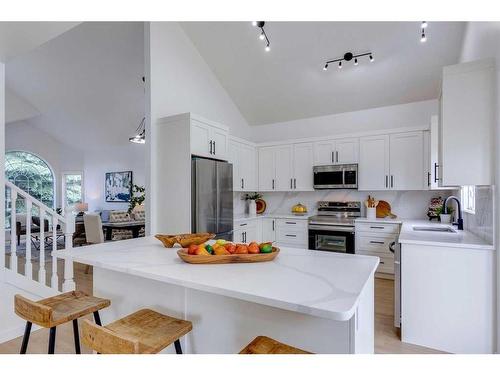 16 Hawktree Close Nw, Calgary, AB - Indoor Photo Showing Kitchen