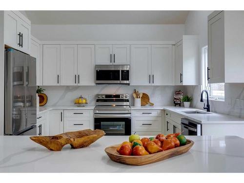 16 Hawktree Close Nw, Calgary, AB - Indoor Photo Showing Kitchen