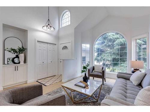 16 Hawktree Close Nw, Calgary, AB - Indoor Photo Showing Living Room