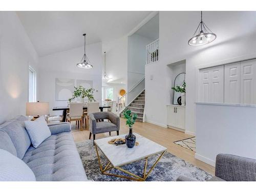 16 Hawktree Close Nw, Calgary, AB - Indoor Photo Showing Living Room