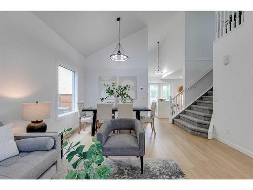 16 Hawktree Close Nw, Calgary, AB - Indoor Photo Showing Living Room