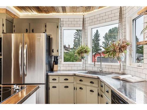 51 Stafford Street, Crossfield, AB - Indoor Photo Showing Kitchen