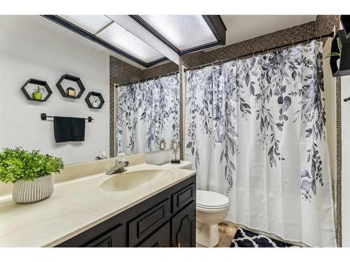 51 Stafford Street, Crossfield, AB - Indoor Photo Showing Bathroom