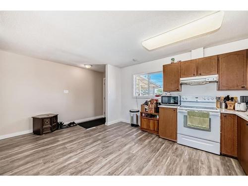 5 Spruce Drive, Drumheller, AB - Indoor Photo Showing Kitchen