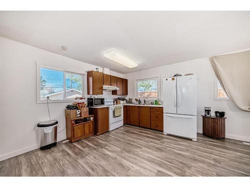 5 Spruce Drive, Drumheller, AB - Indoor Photo Showing Kitchen