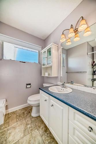 5 Spruce Drive, Drumheller, AB - Indoor Photo Showing Bathroom