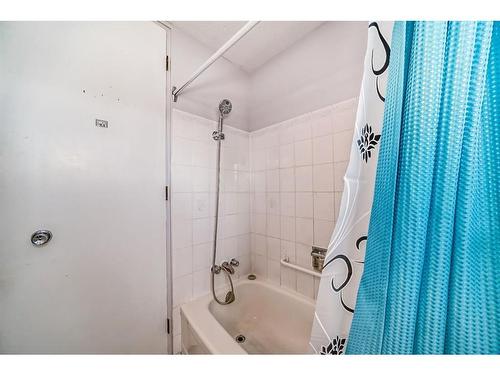 5 Spruce Drive, Drumheller, AB - Indoor Photo Showing Bathroom