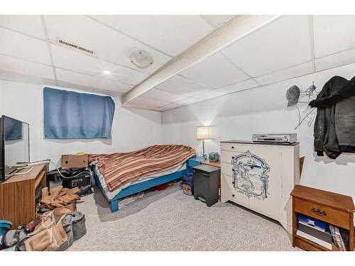 5 Spruce Drive, Drumheller, AB - Indoor Photo Showing Bedroom