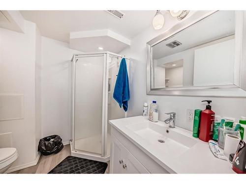 5 Spruce Drive, Drumheller, AB - Indoor Photo Showing Bathroom