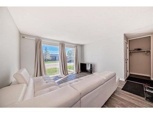 5 Spruce Drive, Drumheller, AB - Indoor Photo Showing Living Room