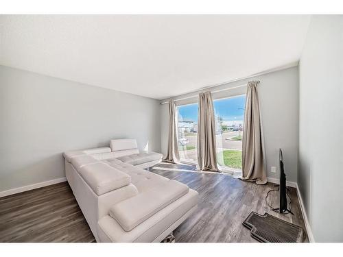 5 Spruce Drive, Drumheller, AB - Indoor Photo Showing Bedroom