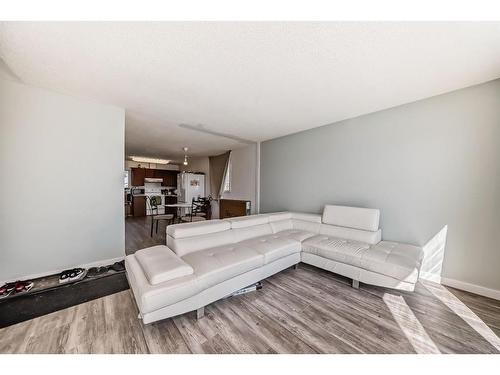 5 Spruce Drive, Drumheller, AB - Indoor Photo Showing Living Room