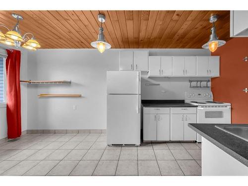 C-1407 44 Street Ne, Calgary, AB - Indoor Photo Showing Kitchen