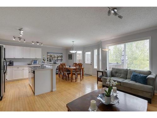 51 Everridge Villas Sw, Calgary, AB - Indoor Photo Showing Living Room