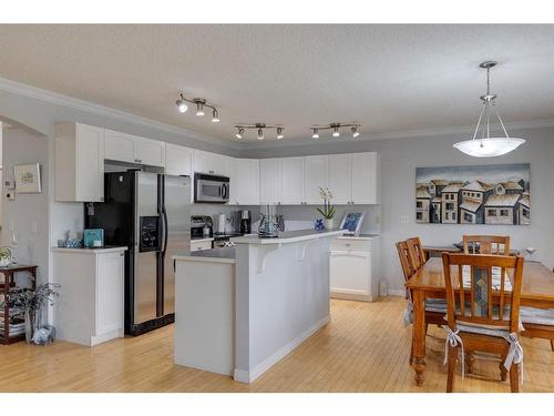 51 Everridge Villas Sw, Calgary, AB - Indoor Photo Showing Kitchen