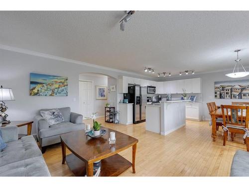 51 Everridge Villas Sw, Calgary, AB - Indoor Photo Showing Living Room