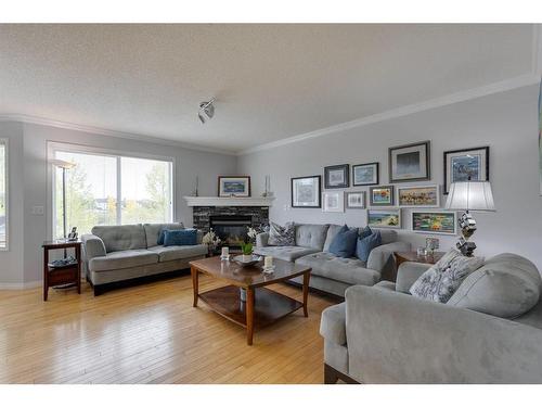 51 Everridge Villas Sw, Calgary, AB - Indoor Photo Showing Living Room