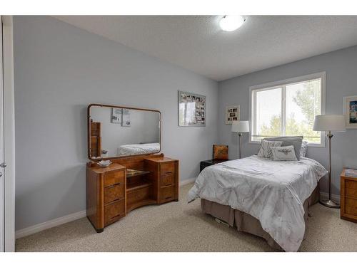 51 Everridge Villas Sw, Calgary, AB - Indoor Photo Showing Bedroom