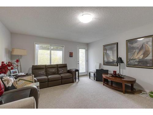 51 Everridge Villas Sw, Calgary, AB - Indoor Photo Showing Living Room