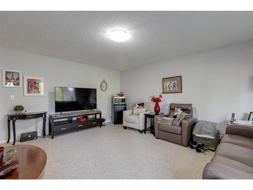 51 Everridge Villas Sw, Calgary, AB - Indoor Photo Showing Living Room