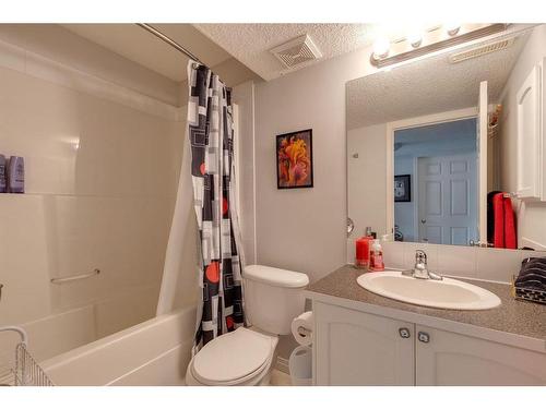 51 Everridge Villas Sw, Calgary, AB - Indoor Photo Showing Bathroom