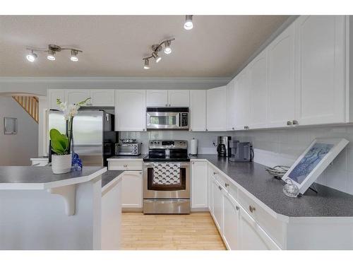 51 Everridge Villas Sw, Calgary, AB - Indoor Photo Showing Kitchen With Stainless Steel Kitchen