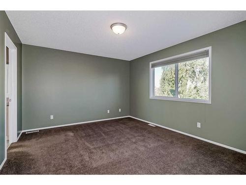 50 Somerside Crescent Sw, Calgary, AB - Indoor Photo Showing Other Room