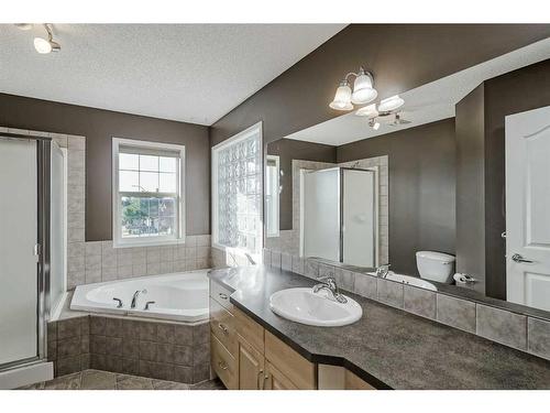 50 Somerside Crescent Sw, Calgary, AB - Indoor Photo Showing Bathroom