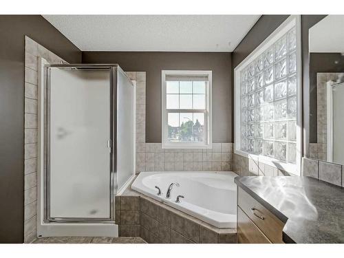 50 Somerside Crescent Sw, Calgary, AB - Indoor Photo Showing Bathroom