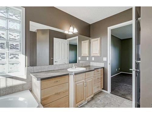 50 Somerside Crescent Sw, Calgary, AB - Indoor Photo Showing Bathroom