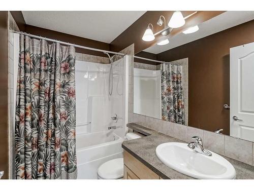 50 Somerside Crescent Sw, Calgary, AB - Indoor Photo Showing Bathroom