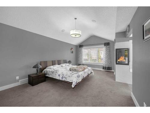 57 Rockcliff Heights Nw, Calgary, AB - Indoor Photo Showing Bedroom