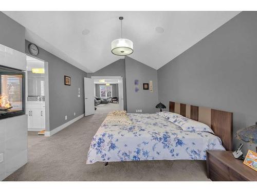 57 Rockcliff Heights Nw, Calgary, AB - Indoor Photo Showing Bedroom