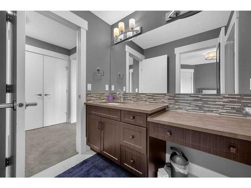 57 Rockcliff Heights Nw, Calgary, AB - Indoor Photo Showing Bathroom