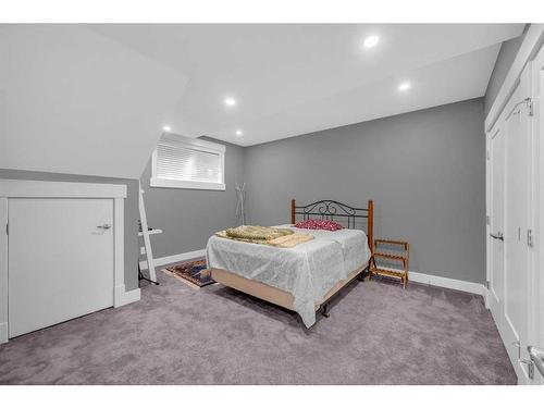 57 Rockcliff Heights Nw, Calgary, AB - Indoor Photo Showing Bedroom