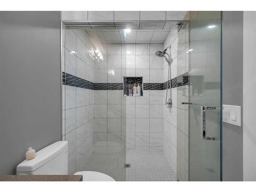 57 Rockcliff Heights Nw, Calgary, AB - Indoor Photo Showing Bathroom