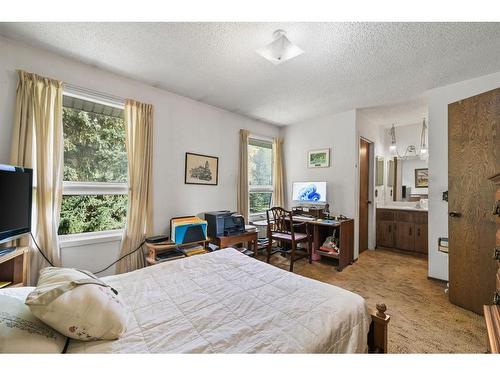 56-10910 Bonaventure Drive Se, Calgary, AB - Indoor Photo Showing Bedroom