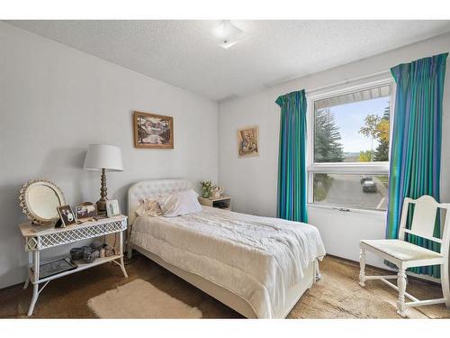 56-10910 Bonaventure Drive Se, Calgary, AB - Indoor Photo Showing Bedroom