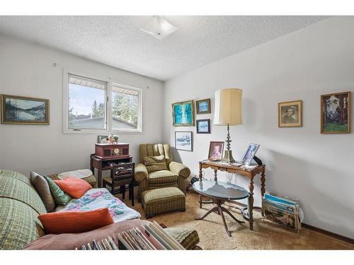 56-10910 Bonaventure Drive Se, Calgary, AB - Indoor Photo Showing Living Room