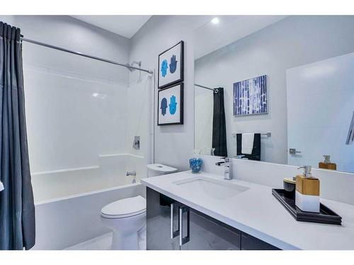 2214 1 Street Nw, Calgary, AB - Indoor Photo Showing Bathroom