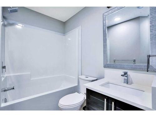 2214 1 Street Nw, Calgary, AB - Indoor Photo Showing Bathroom