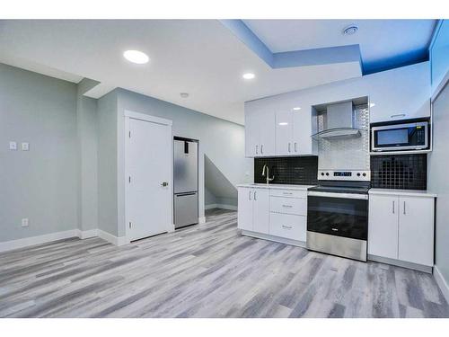 2214 1 Street Nw, Calgary, AB - Indoor Photo Showing Kitchen