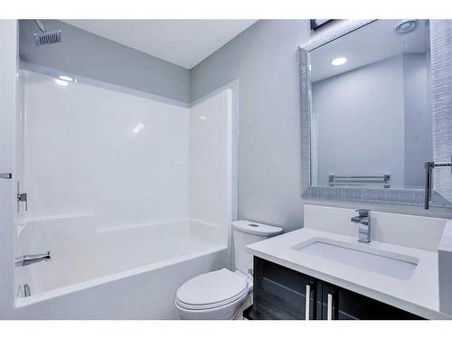 2214 1 Street Nw, Calgary, AB - Indoor Photo Showing Bathroom