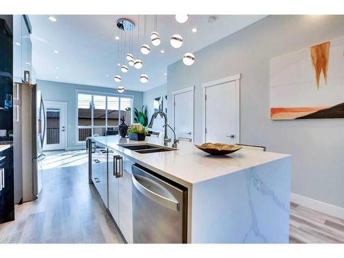 2214 1 Street Nw, Calgary, AB - Indoor Photo Showing Kitchen With Double Sink With Upgraded Kitchen